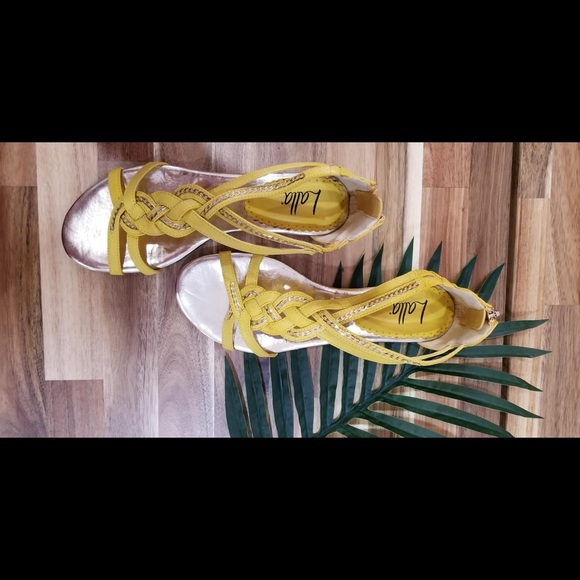 Gorgeous yellow sandals - Picture 2 of 4